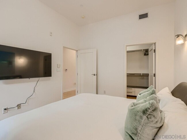 Building Photo - 5490 La Jolla Blvd