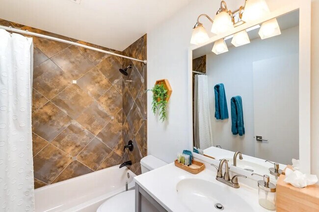 Building Photo - 7720 E Heatherbrae Ave