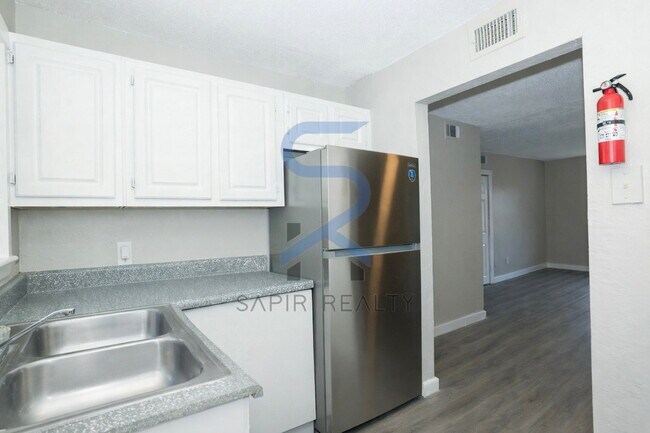 Building Photo - Freshly Updated 2BR/1.5BA with All-Electric Living
