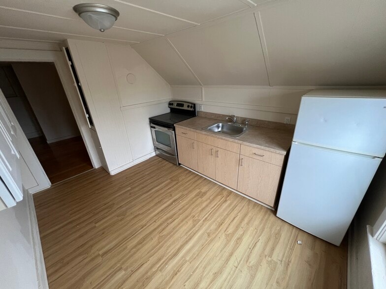 Building Photo - 75 1/2 Kinsley St