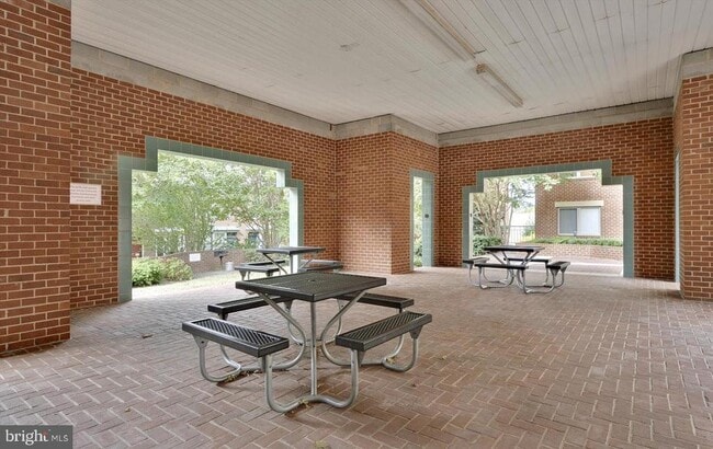 Building Photo - 610 N West St