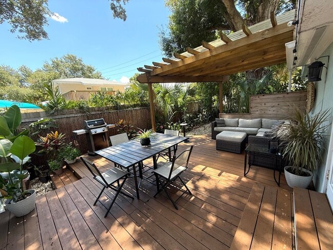 Building Photo - 2 Bedroom 2 Bath Annual Furnished Cottage ...