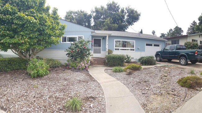 Primary Photo - 5 bedrooms 2 baths close to campus and hug...