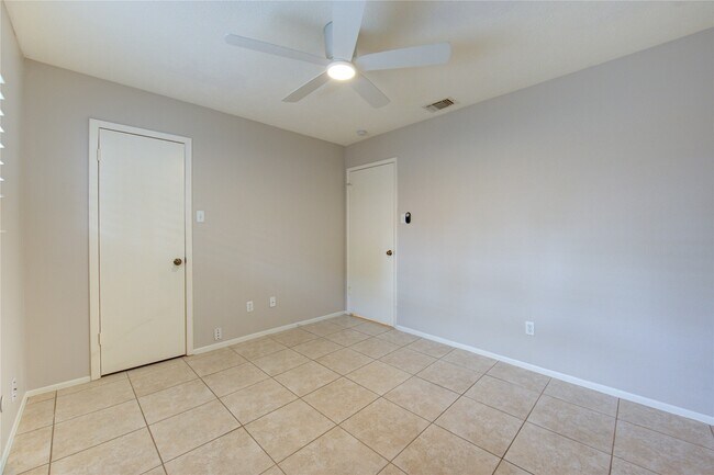 Building Photo - 11830 Oak Meadow Dr