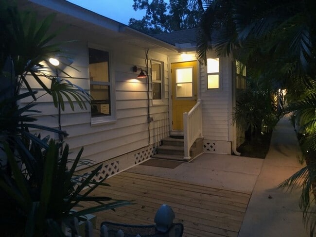 Building Photo - Charming two bedroom two bathroom cottage in North St. Petersburg Fully Updated.