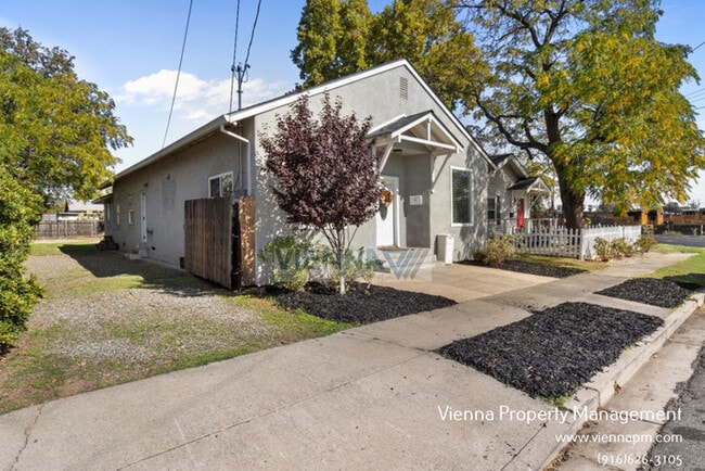 Building Photo - 108 Ash St