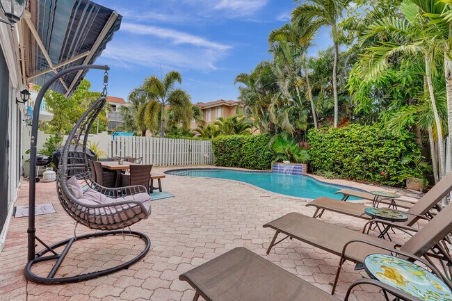 Building Photo - 220 Pine Ave