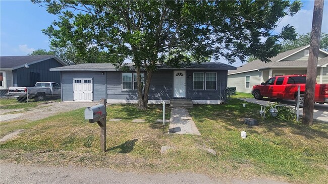 Primary Photo - 131 Algodon St