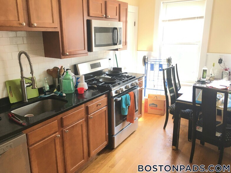 Building Photo - 256 Summer St