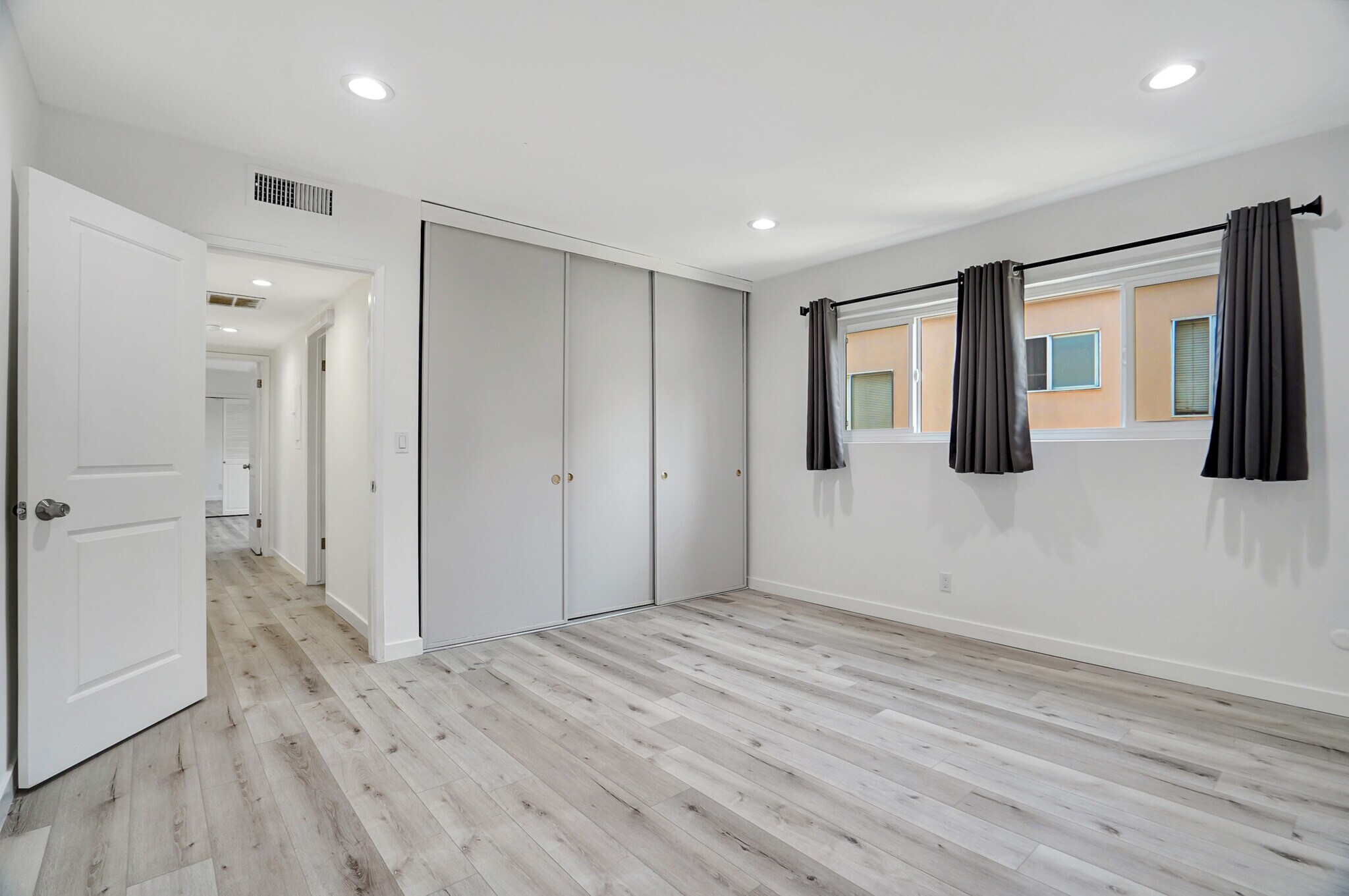 Building Photo - 10823 Camarillo St