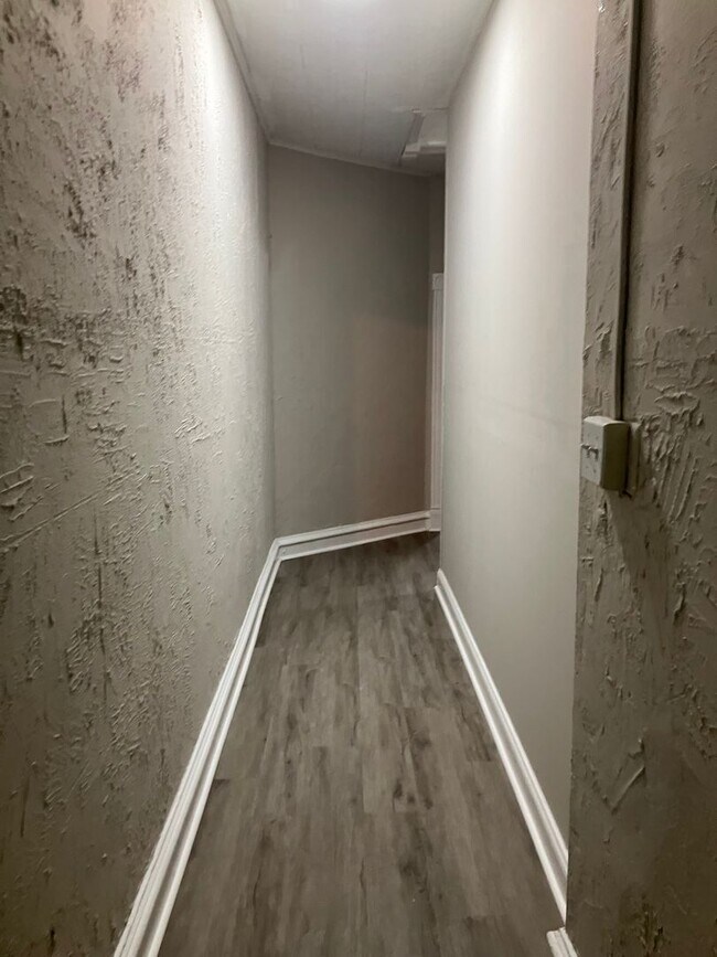 Building Photo - 7 Bedrooms 3.5 Bathrooms