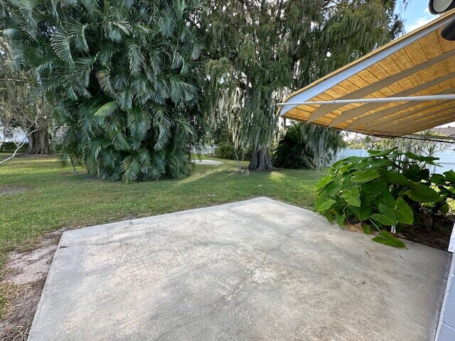 Building Photo - Lakeshore Gem with 3 Bedrooms and 2 Full B...