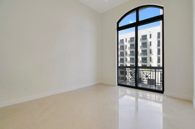 Building Photo - 701 S Olive Ave