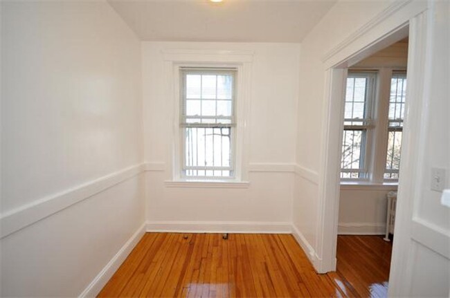 Building Photo - Nice Studio in Cleveland Circle Elevator B...