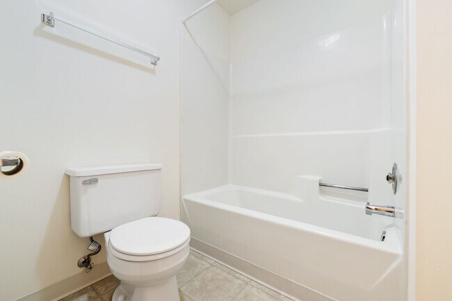 Building Photo - Upper 1 Bedroom 1 Bathroom Apartment Available