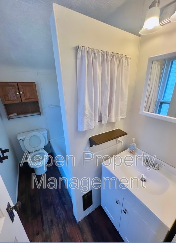 Building Photo - 230 Lewis St