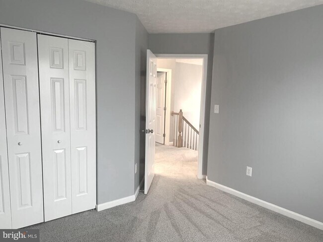 Building Photo - Beautiful 3bd 2/2bth duplex with attached ...