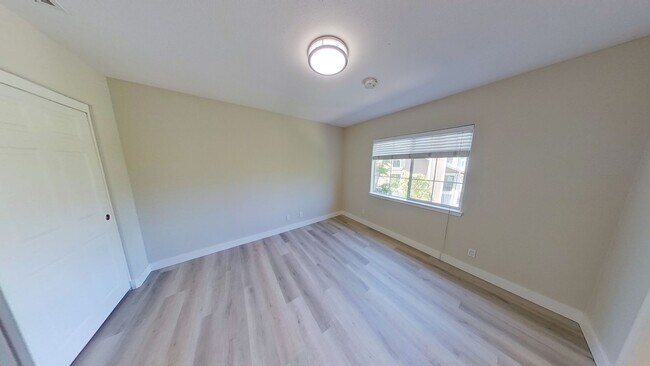 Building Photo - Spectacular and Spacious 4 Bed / 3 Bath Sa...