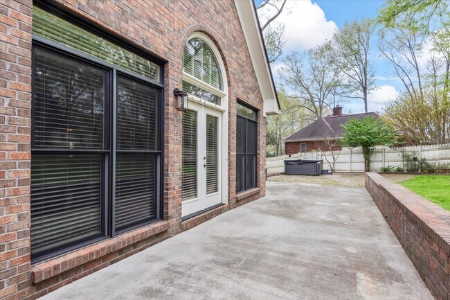 Building Photo - Stunning 3 bed 2.5 bath home in Cove Creek subdivision!