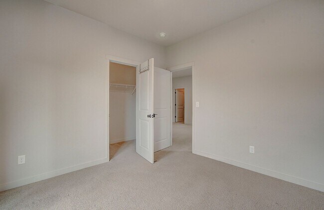 Building Photo - 3bd 2.5ba Daylight Ranch Home on Corner Lot