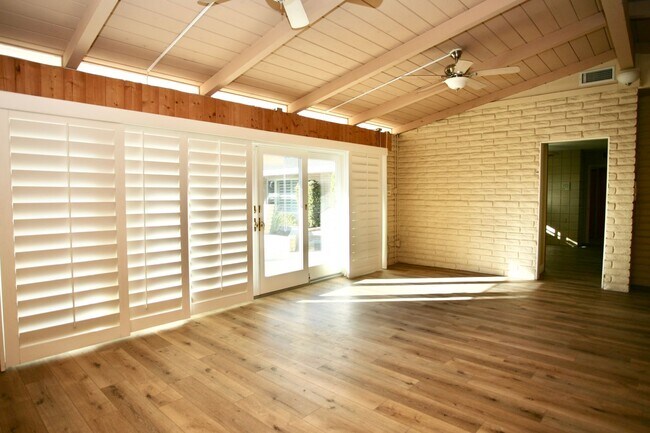 Building Photo - Mid-Century Modern 3Br 2Ba on 1/2ac with View!