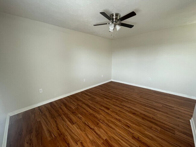 Building Photo - 575 Dexter Dr