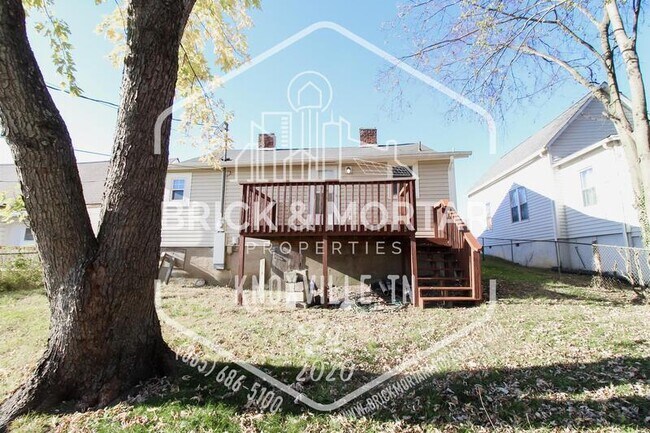 Building Photo - 404 E Emerald Ave