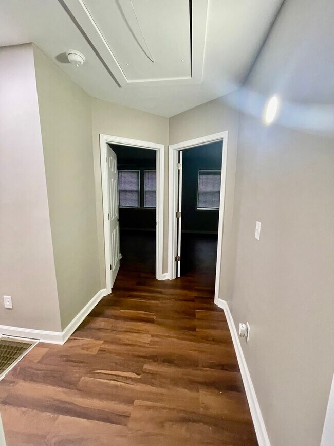 Building Photo - Welcome to this stunning 3-bedroom, 2-bath...