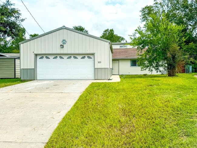 Primary Photo - 305 Red Haven Dr