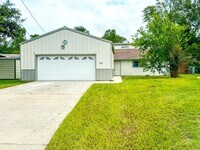 Building Photo - 305 Red Haven Dr