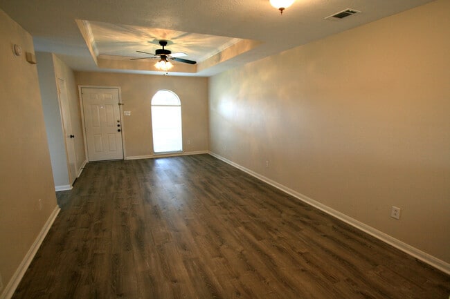 Building Photo - 901 Camellia Ct