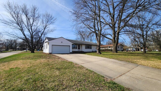 Building Photo - Beautiful, big 3BR rancher with 2 car gar near Lake Shawnee!