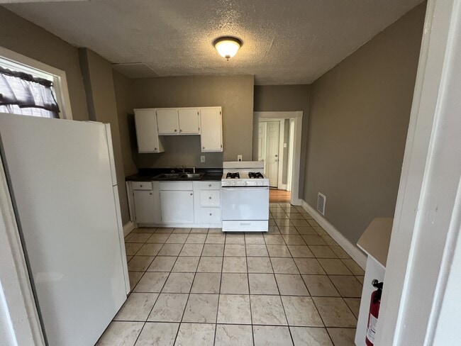 Building Photo - 401 Carothers Ave