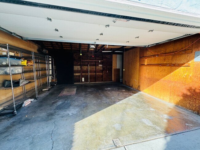 Building Photo - Charming 2 Bed, 2 Bath Home near UOP