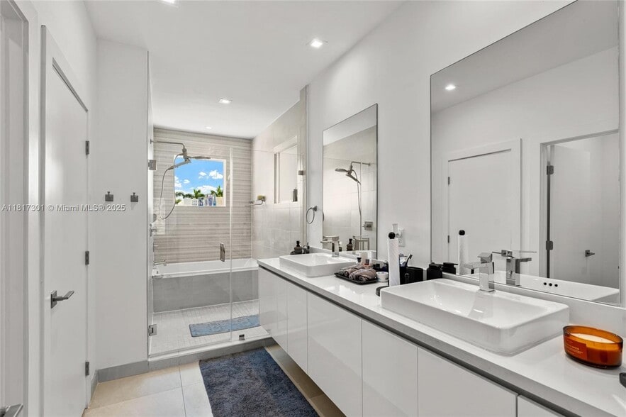 Building Photo - 10373 NW 68th Ter