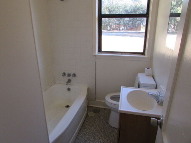 Building Photo - 19 Dixie Dr