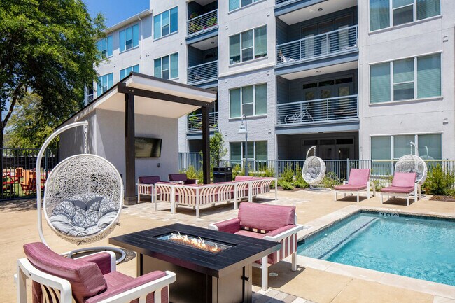 Building Photo - 1620 E Riverside Dr