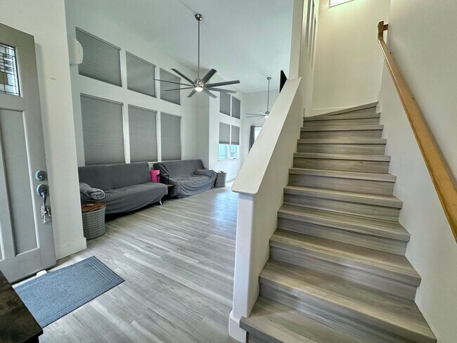 Building Photo - Modern & Custom 3 Bedroom / 2.5 Bathroom H...