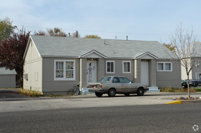Building Photo - Townhouse Apts with upside
