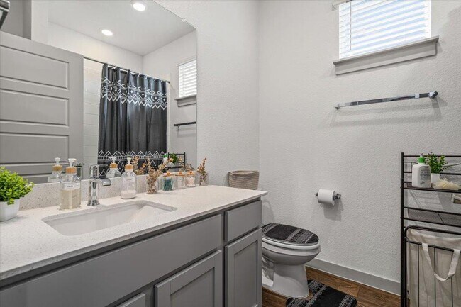 Building Photo - 3001 Egan Dr