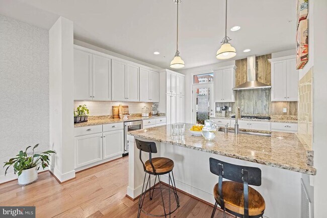 Building Photo - 710 Bluemont Ave