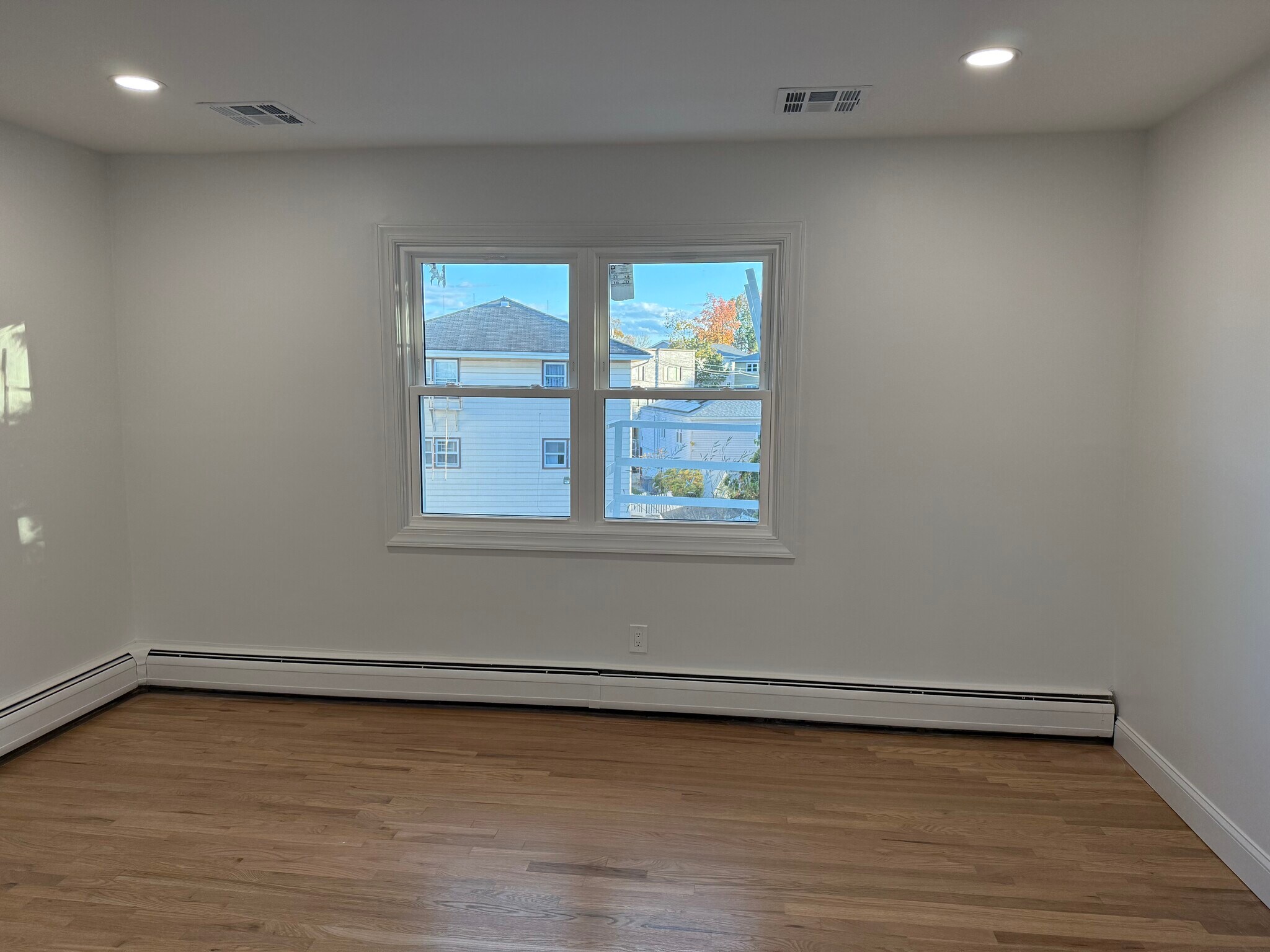 Building Photo - 6 Oak Ln