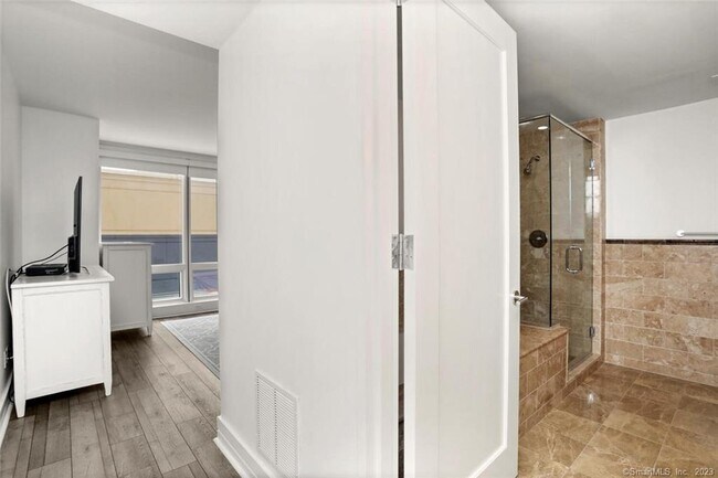 Building Photo - 1 Broad St