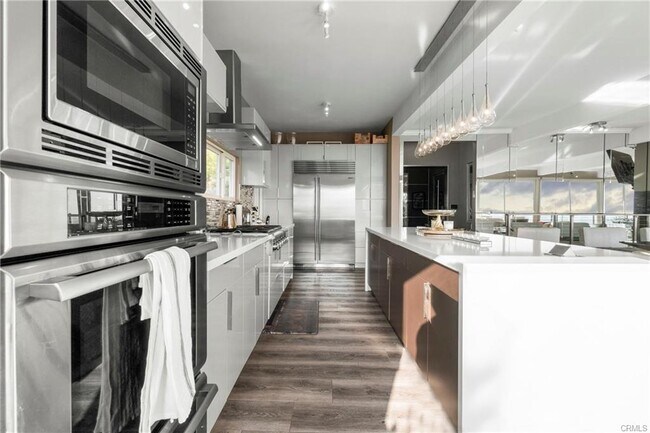 Building Photo - 1737 Sunset Plaza Dr
