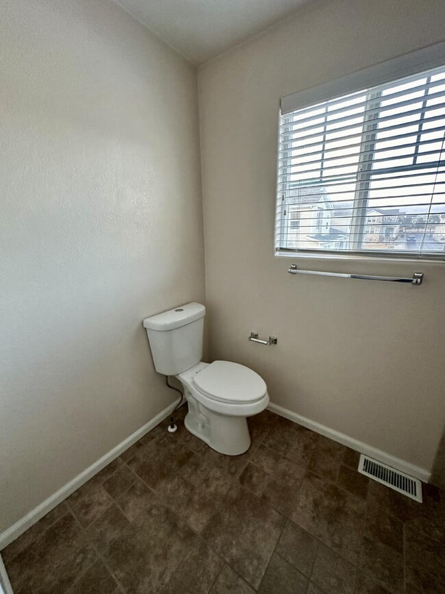 Building Photo - Stylish 2 bedroom Townhome end unit w/Loft 80923
