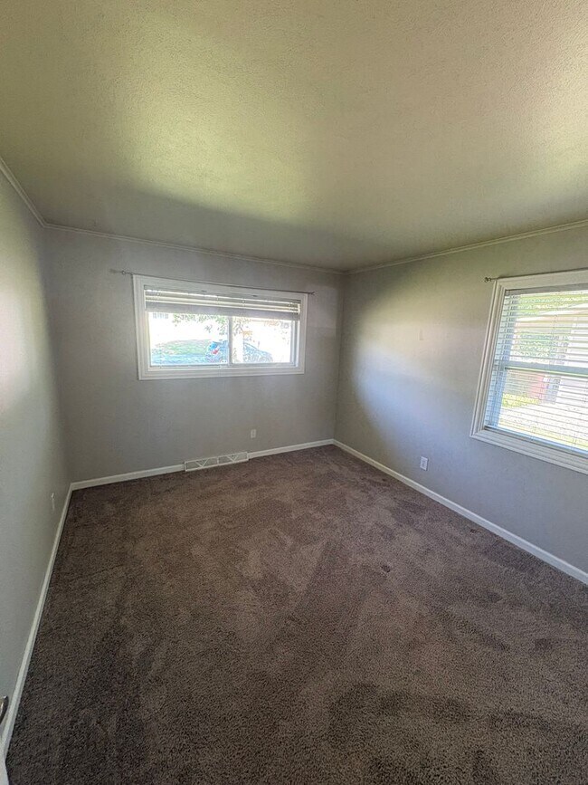 Building Photo - Welcome to this charming 3 bedroom, 2 bathroom home located in Peoria, IL.