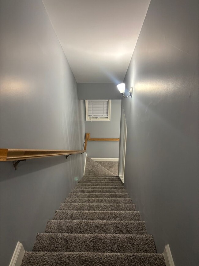 Building Photo - Charming & Spacious Three Bedroom, Two Bathroom Single Family Home