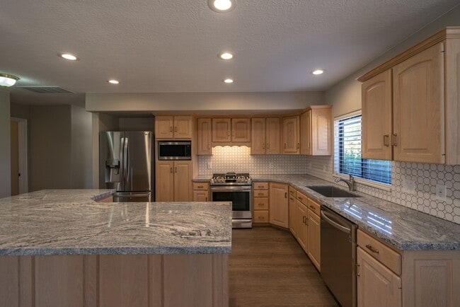 Building Photo - Spacious 6 Bedroom Home with a Balcony!