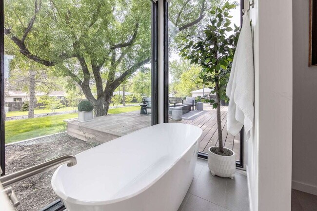 Building Photo - Modern Luxury Rental with Unobstructed Fla...