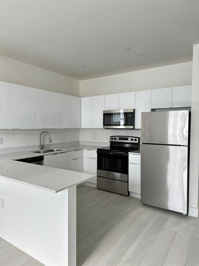 Building Photo - 1091 E 17th St